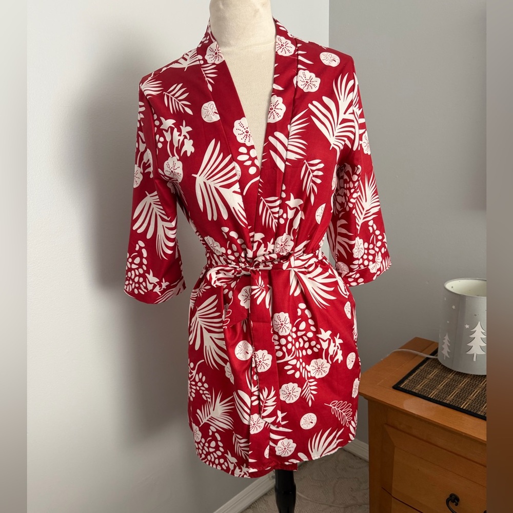 Women's Red Sand dollar print Robe in size Small New